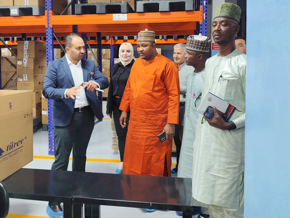 Presenting our production and storage areas to the Nigerian delegation - Türev