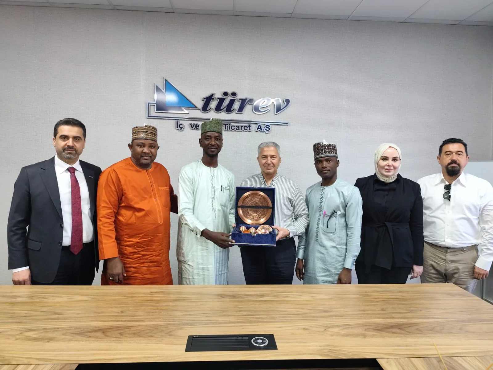 Gift presentation to the Nigerian trade delegation - Türev